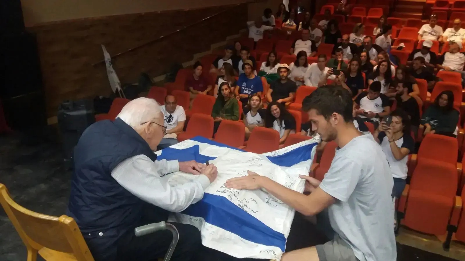 אהרון ידלין חותם על דגל המסע אהרון ידלין חותם על דגל המסע