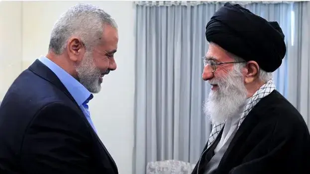 תמונה משותפת שלהמנהיג העליון באיראן עלי ח'אמנאי וראש ראש הלשכה המדינית של חמאס אסמאעיל הנייה

 