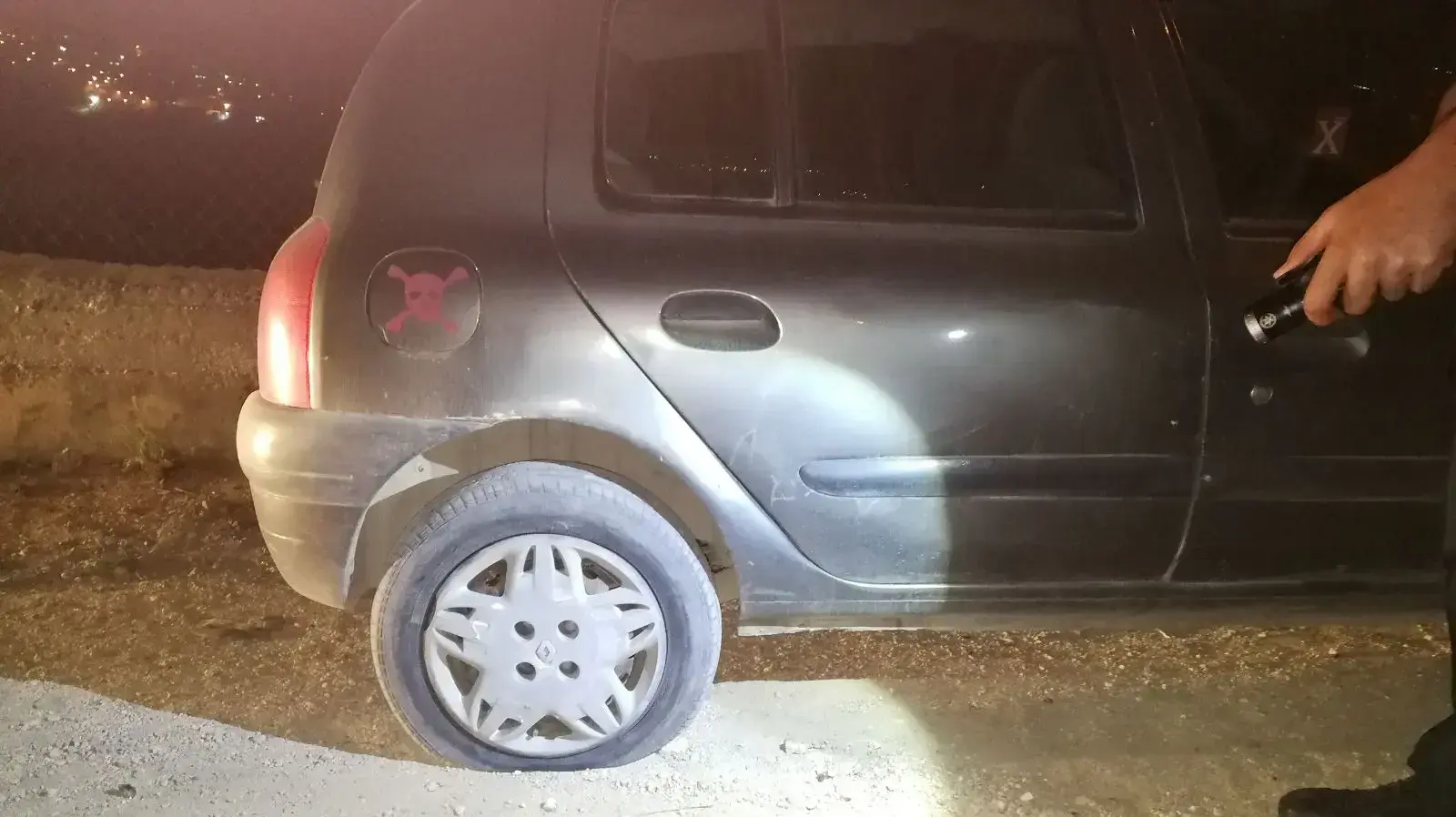 כלי רכב הושחתו בשכונת בית חנינא בירושלים, 5 באפריל 2018 כלי רכב הושחתו בשכונת בית חנינא בירושלים, 5 באפריל 2018