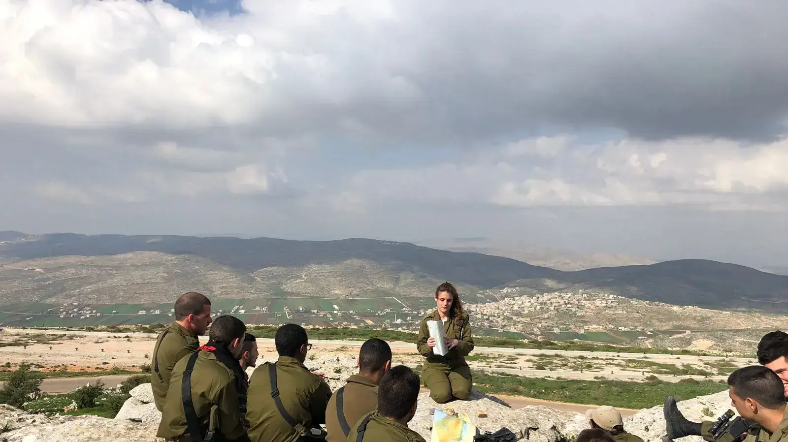 לוחמי יחידת מגלן מדריכים מטיילים בחול המועד לוחמי יחידת מגלן מדריכים מטיילים בחול המועד