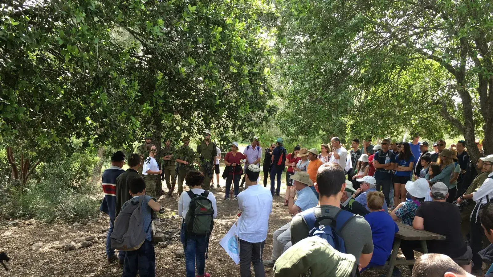 לוחמי יחידת מגלן מדריכים מטיילים בחול המועד לוחמי יחידת מגלן מדריכים מטיילים בחול המועד