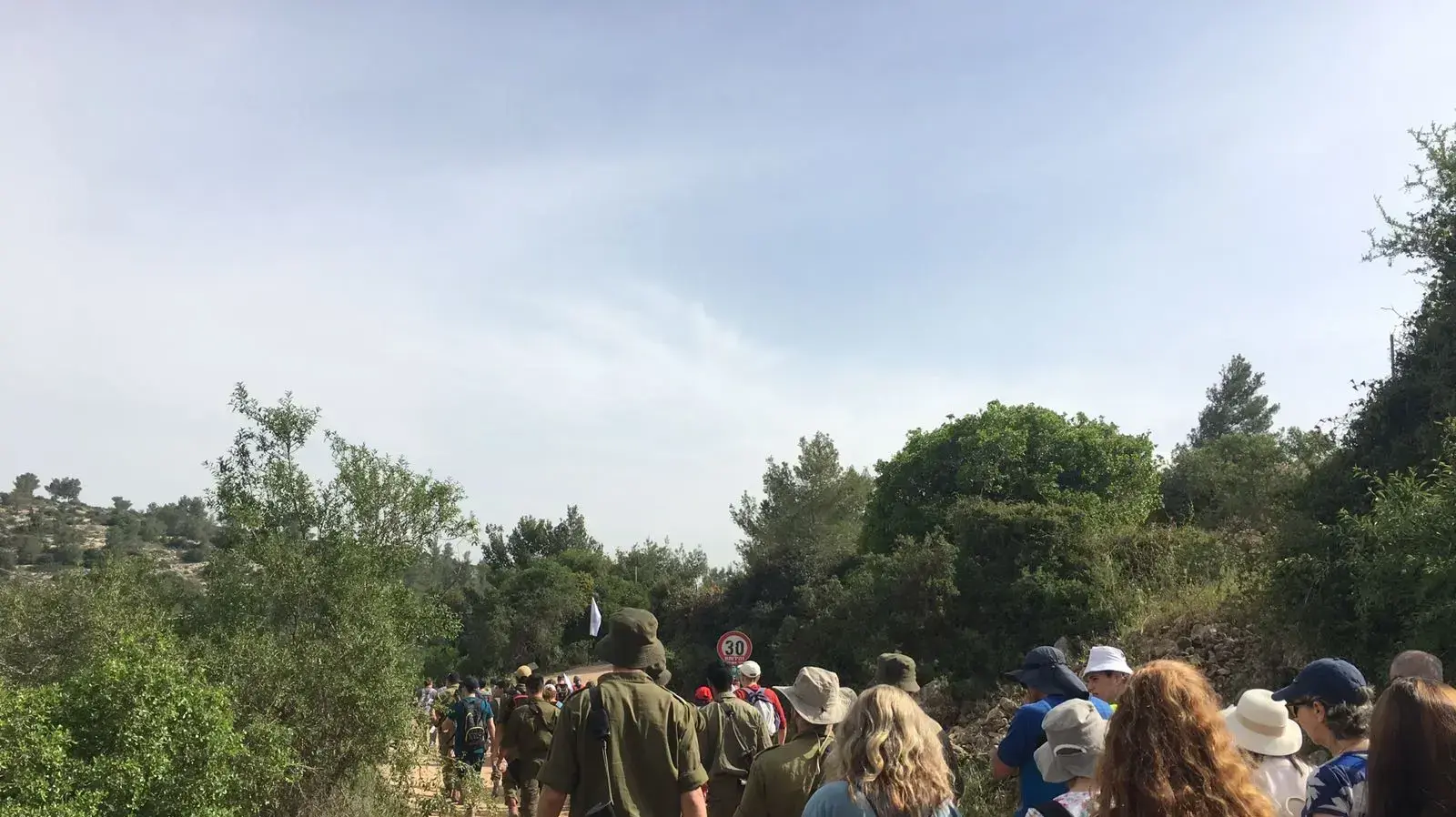 לוחמי יחידת מגלן מדריכים מטיילים בחול המועד
לוחמי יחידת מגלן מדריכים מטיילים בחול המועד