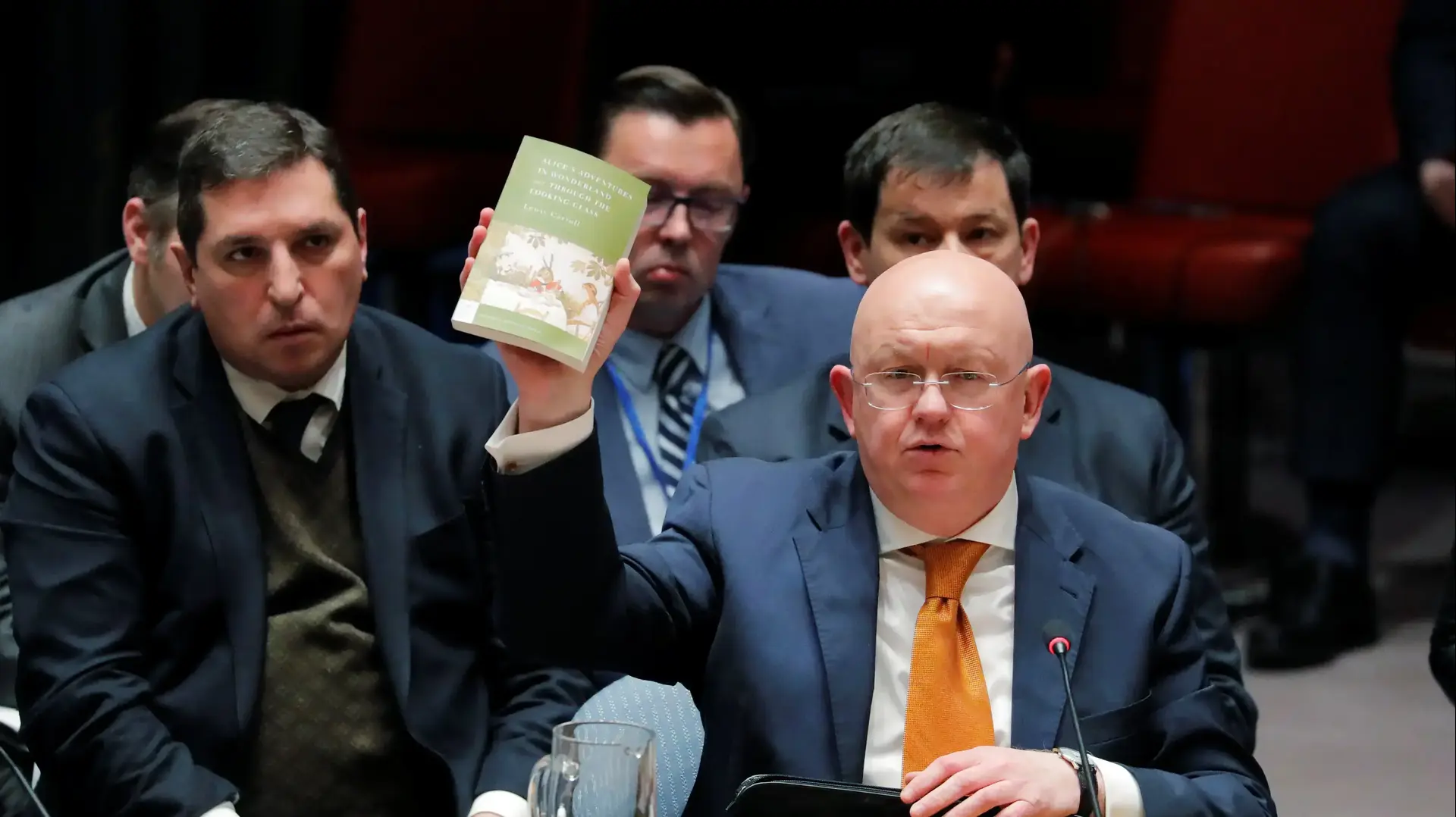 שגריר רוסיה באו"ם מציג את הספר אליס בארץ הפלאות במהלך דיון במועצת הביטחון, 6 באפריל 2018 שגריר רוסיה באו"ם מציג את הספר אליס בארץ הפלאות במהלך דיון במועצת הביטחון, 6 באפריל 2018