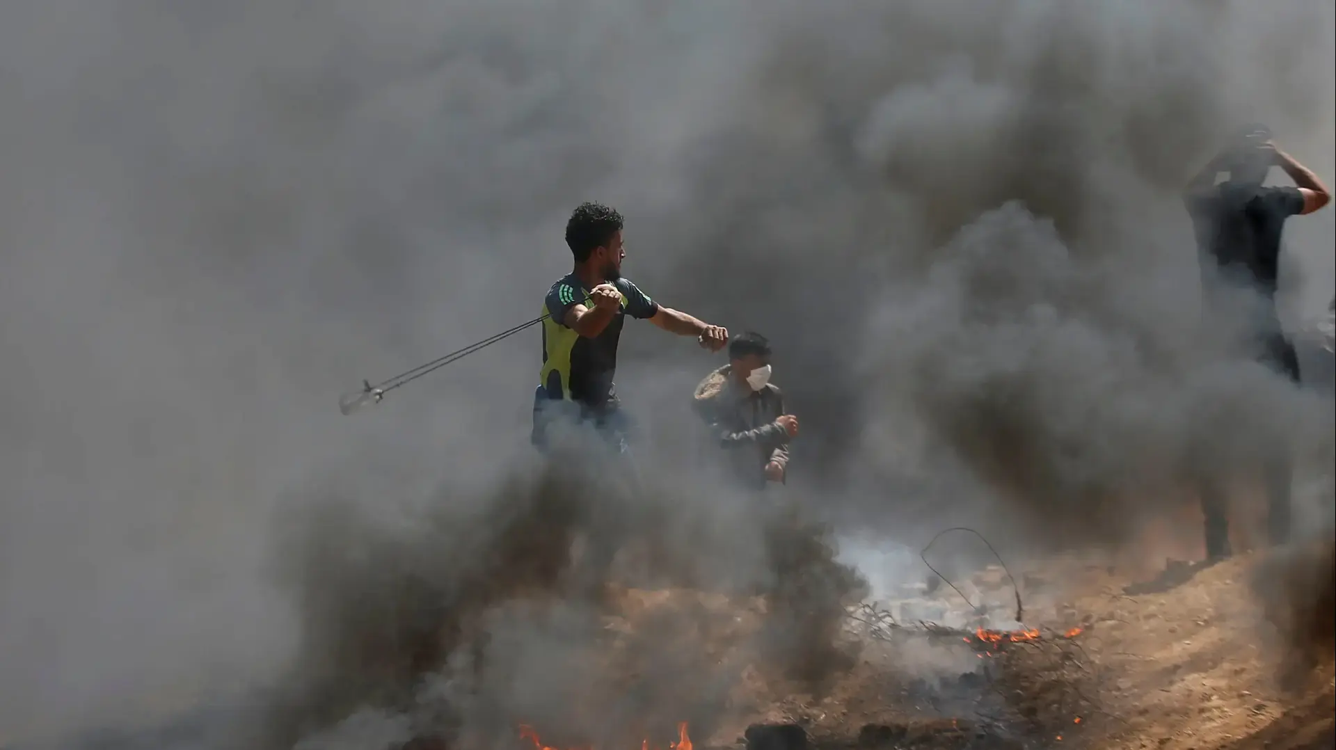 הפגנות בגבול רצועת עזה 6 באפריל 2018
מפגינים פלסטינים מיידיים אבנים לעבר כוח צה"ל הפגנות בגבול רצועת עזה 6 באפריל 2018
מפגינים פלסטינים מיידיים אבנים לעבר כוח צה"ל