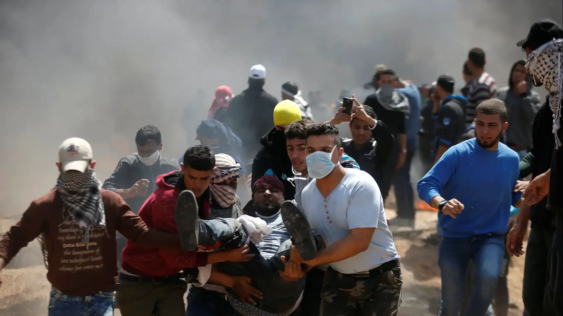 הפגנות בגבול רצועת עזה 6 באפריל 2018
פצוע פלסטיני מפונה הפגנות בגבול רצועת עזה 6 באפריל 2018
פצוע פלסטיני מפונה