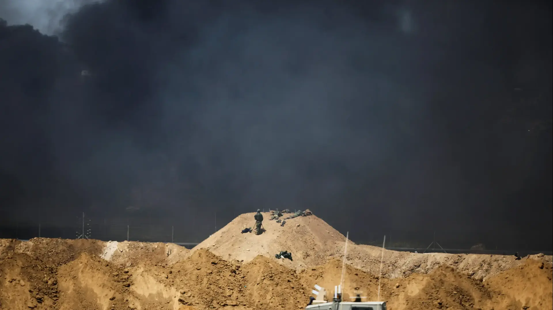 הפגנות בגבול רצועת עזה 6 באפריל 2018
כוח צה"ל ליד גדר הגבול בקרבת פטריית עשן בעקבות הבערת הצמיגים הפגנות בגבול רצועת עזה 6 באפריל 2018
כוח צה"ל ליד גדר הגבול בקרבת פטריית עשן בעקבות הבערת הצמיגים