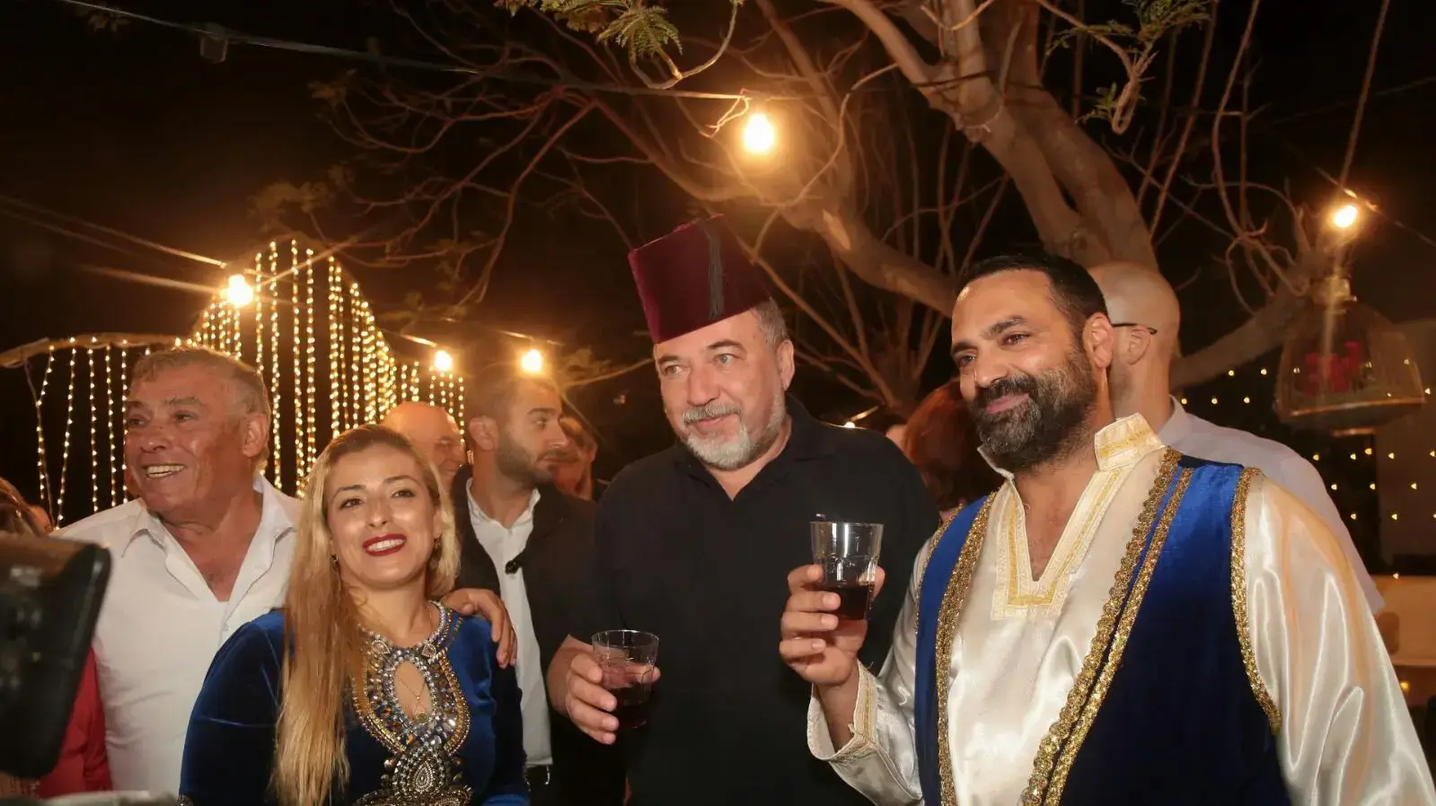 שר הביטחון, אביגדור ליברמן , במהלך מימונה אצל משפחת אברהמי באשדוד שר הביטחון, אביגדור ליברמן , במהלך מימונה אצל משפחת אברהמי באשדוד