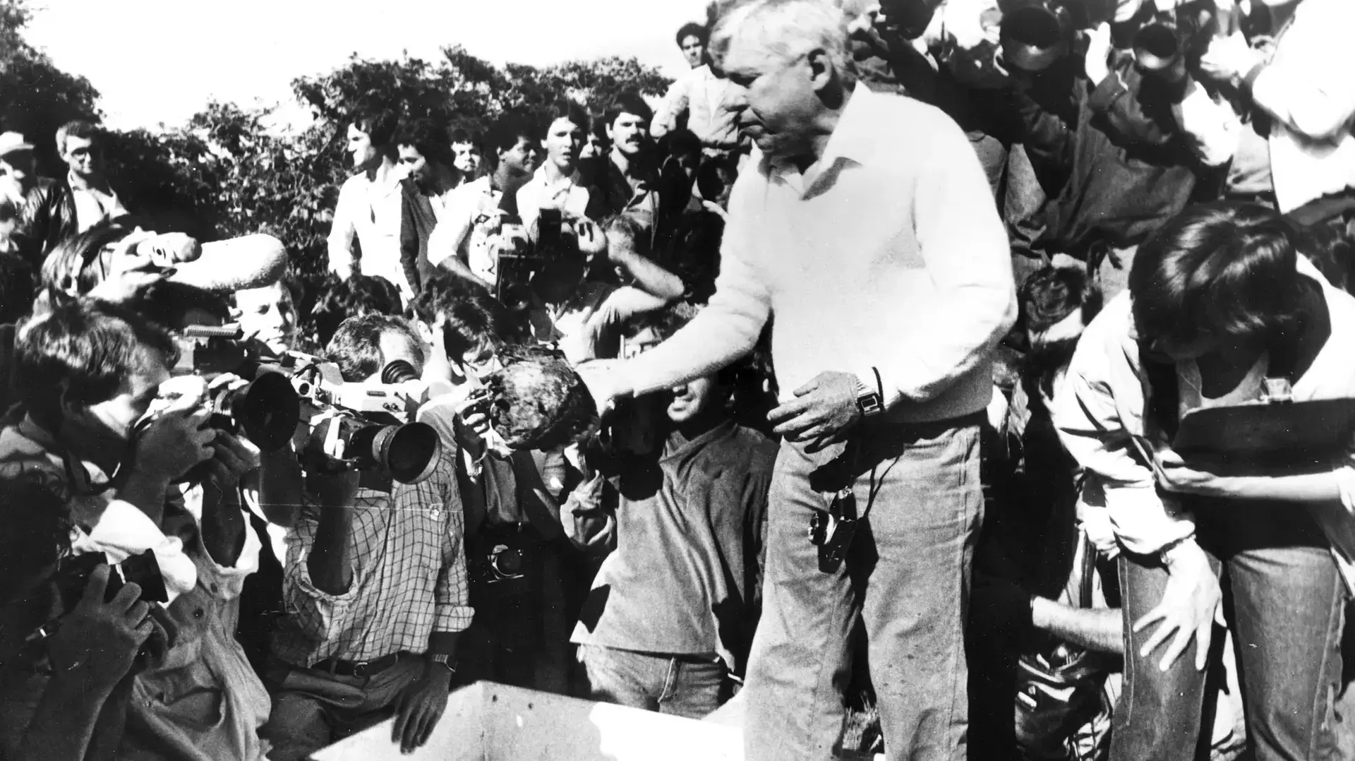 הוצאת גופתו של יוזף מנגלה מהקבר בבאזיל בשנת 1985 הוצאת גופתו של יוזף מנגלה מהקבר בבאזיל בשנת 1985