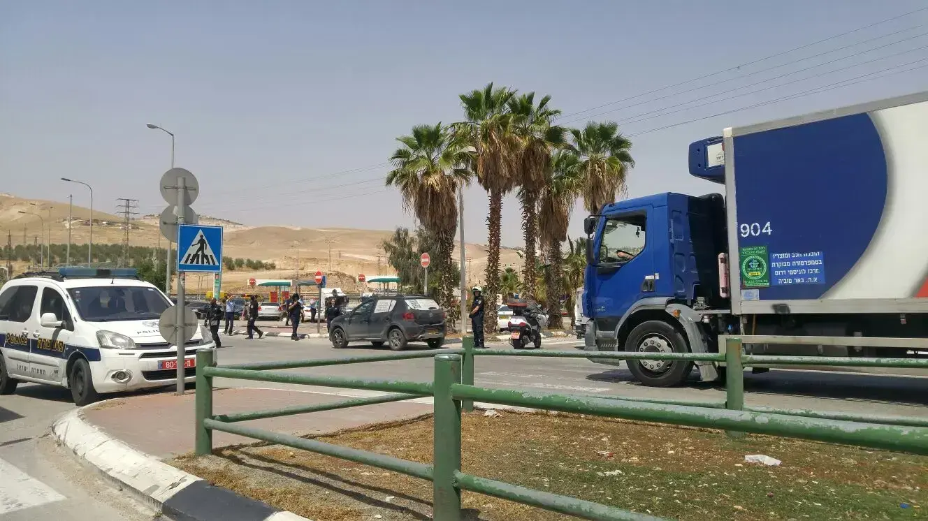 חשד לפיגוע דקירה
סמוך לתחנת דלק במישור אדומים הגיע חשוד שבידיו חפץ וניסה לדקור אדם במקום. אזרח שראה את החשוד ירה לעברו וניטרל אותו, 8 באפריל 2018 חשד לפיגוע דקירה
סמוך לתחנת דלק במישור אדומים הגיע חשוד שבידיו חפץ וניסה לדקור אדם במקום. אזרח שראה את החשוד ירה לעברו וניטרל אותו, 8 באפריל 2018