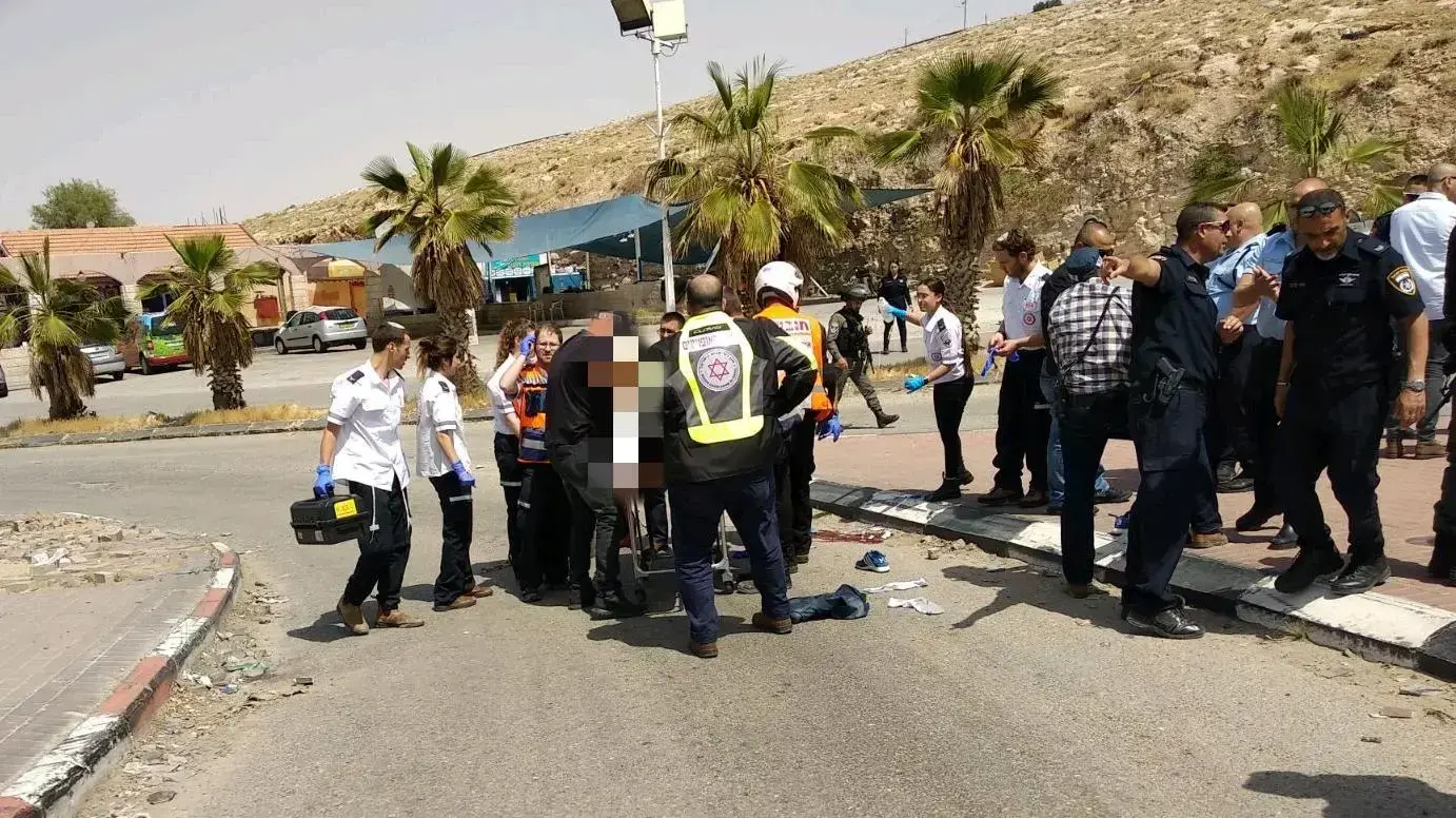 חשד לפיגוע דקירה
סמוך לתחנת דלק במישור אדומים הגיע חשוד שבידיו חפץ וניסה לדקור אדם במקום. אזרח שראה את החשוד ירה לעברו וניטרל אותו, 8 באפריל 2018 חשד לפיגוע דקירה
סמוך לתחנת דלק במישור אדומים הגיע חשוד שבידיו חפץ וניסה לדקור אדם במקום. אזרח שראה את החשוד ירה לעברו וניטרל אותו, 8 באפריל 2018