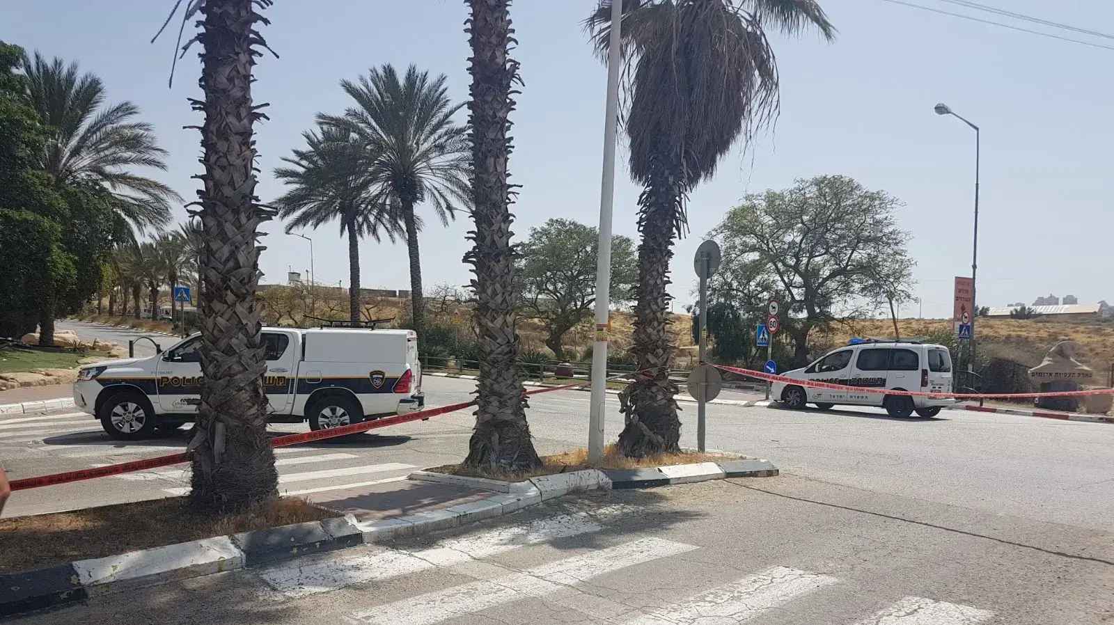 חשד לפיגוע דקירה
סמוך לתחנת דלק במישור אדומים הגיע חשוד שבידיו מברג וניסה לדקור אדם במקום. אזרח שראה את החשוד ירה לעברו וניטרל אותו, 8 באפריל 2018 חשד לפיגוע דקירה
סמוך לתחנת דלק במישור אדומים הגיע חשוד שבידיו מברג וניסה לדקור אדם במקום. אזרח שראה את החשוד ירה לעברו וניטרל אותו, 8 באפריל 2018