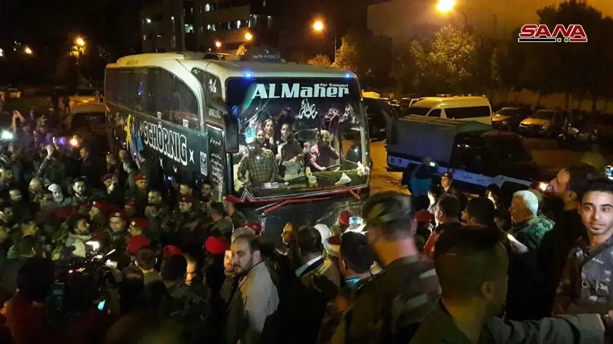שבויים ששוחררו מידי המורדים בעיירה דומא מתקבלים על ידי צבא סוריה בדמשק, 8 באפריל 2018 שבויים ששוחררו מידי המורדים בעיירה דומא מתקבלים על ידי צבא סוריה בדמשק, 8 באפריל 2018