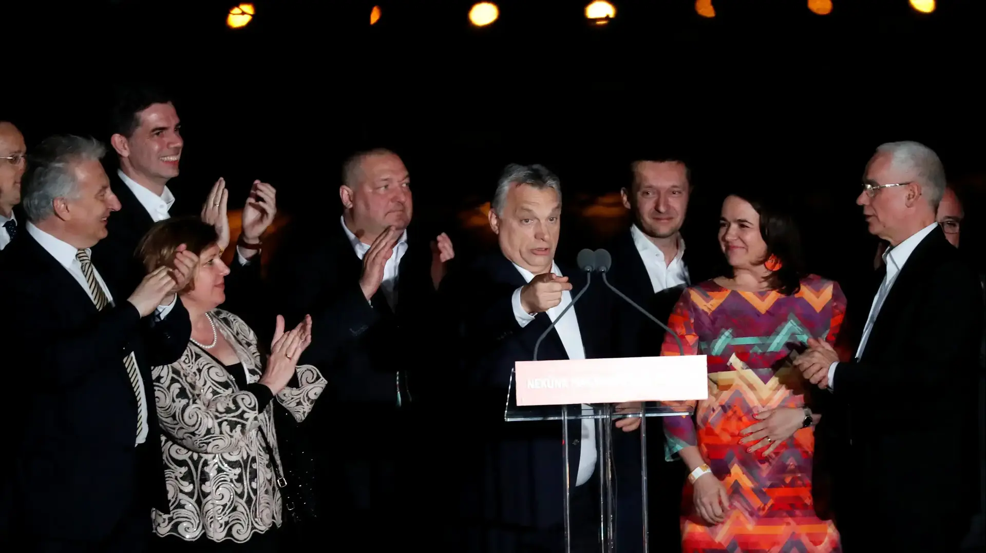ראש ממשלת הונגריה, אורבן, פונה לתומכים לאחר ההודעה על ניצחונו בבחירות 8 באפריל 2018 