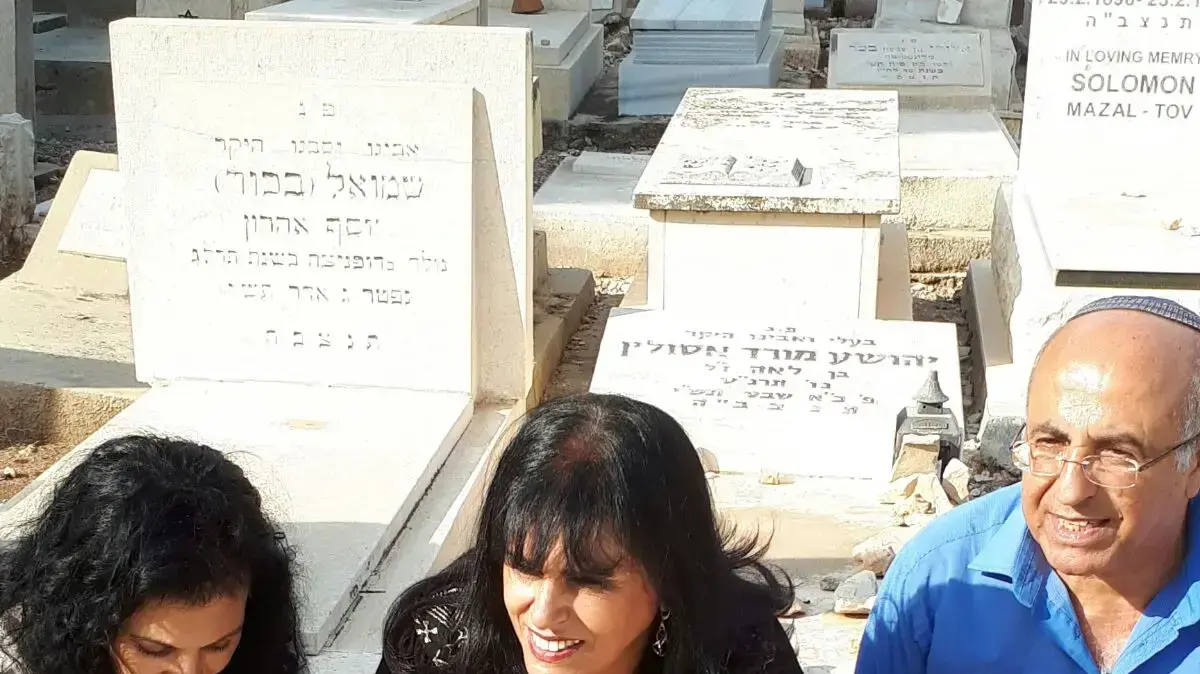 68 שנים לאחר שנרצח: גילוי מצבה לעולה מתימן שמקום קבורתו לא היה ידוע, 9 באפריל 2018
המשפחה ליד הקבר 68 שנים לאחר שנרצח: גילוי מצבה לעולה מתימן שמקום קבורתו לא היה ידוע, 9 באפריל 2018
המשפחה ליד הקבר