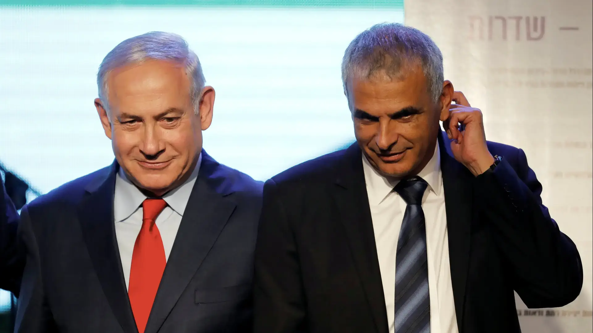 ראש הממשלה ושר האוצר בטקס חתימת הסכם הגג בין עיריית שדרות למשרדי האוצר והבינוי והשיכון ולרמ"י, 9 באפריל 2018 ראש הממשלה ושר האוצר בטקס חתימת הסכם הגג בין עיריית שדרות למשרדי האוצר והבינוי והשיכון ולרמ"י, 9 באפריל 2018