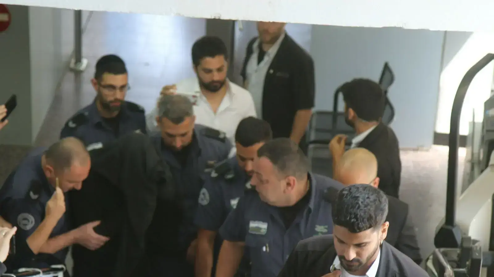 אביו של זמר מואשם במעשים מגונים- מובא לדיון בהארכת מעצרו בבית משפט השלום בחדרה אביו של זמר מואשם במעשים מגונים- מובא לדיון בהארכת מעצרו בבית משפט השלום בחדרה