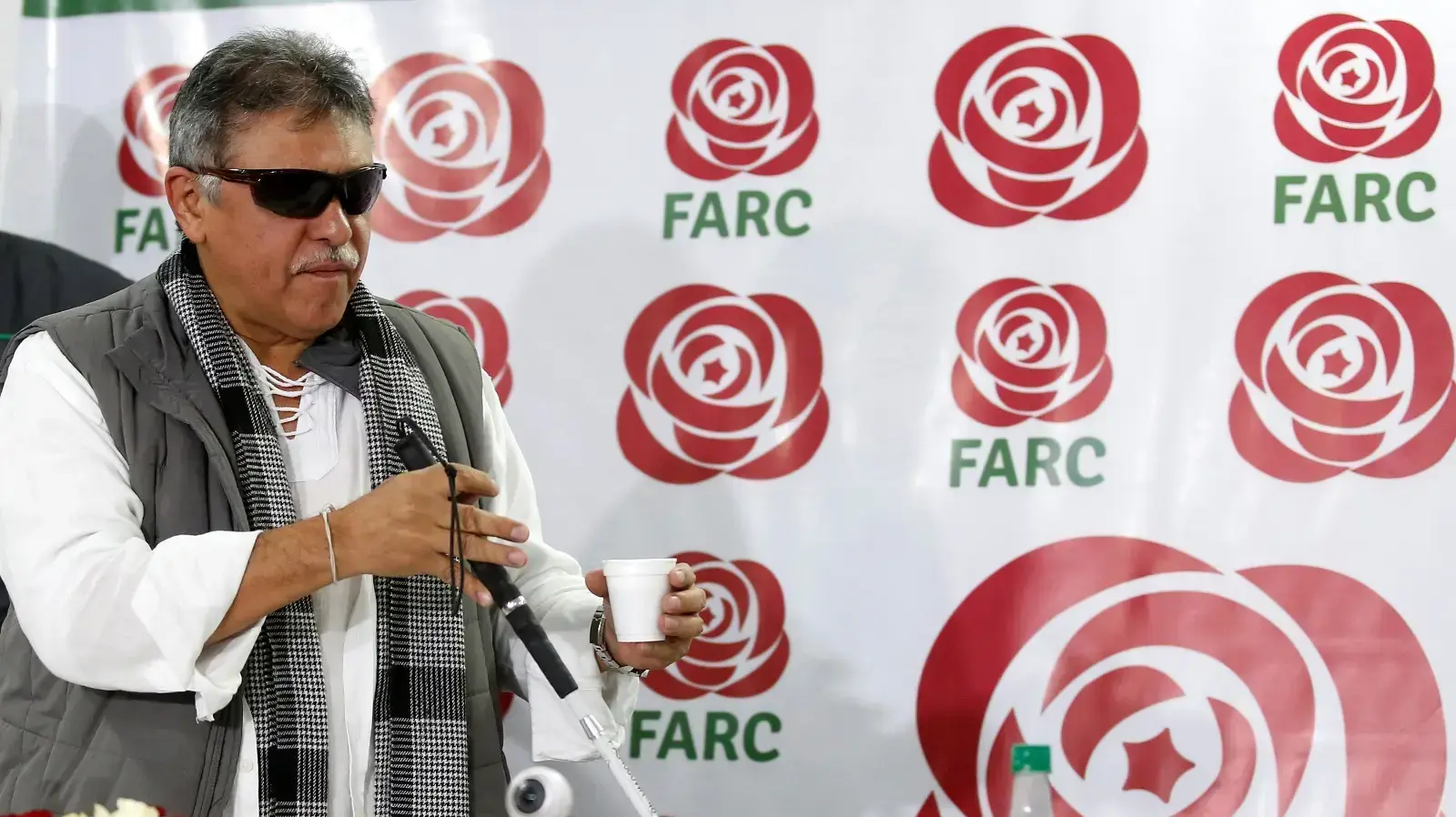 חבר מחתרת FARC לשעבר סאוסיס הרננדס, המוכר בכינוי חסוס סנטריץ', במסיבת עיתונאים בבוגוטה, קולומביה, 2017 חבר מחתרת FARC לשעבר סאוסיס הרננדס, המוכר בכינוי חסוס סנטריץ', במסיבת עיתונאים בבוגוטה, קולומביה, 2017