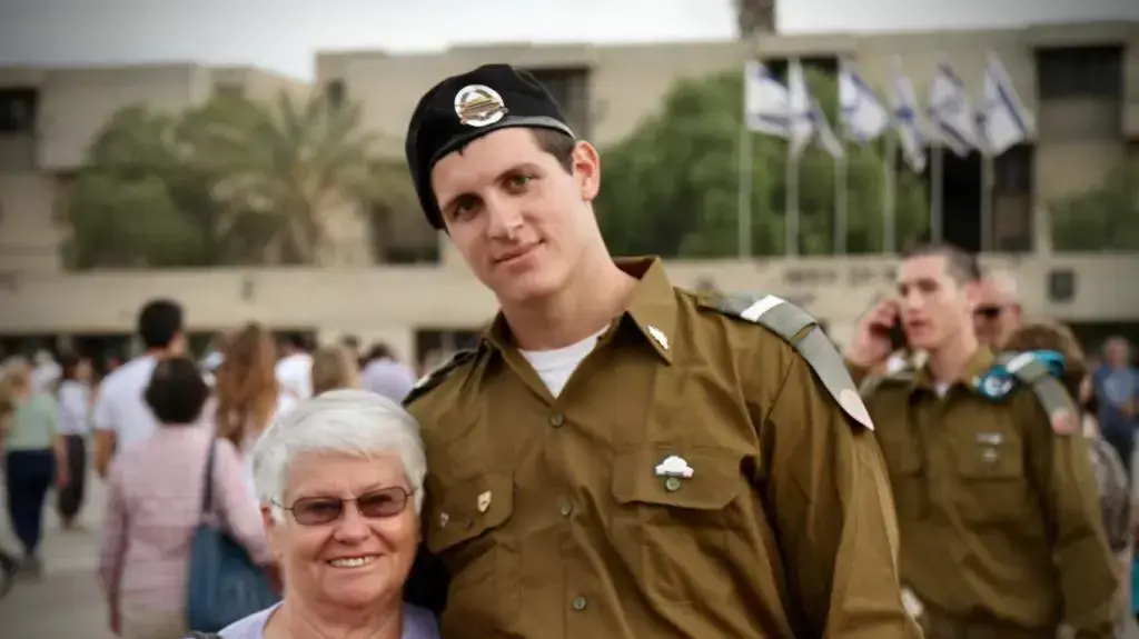 אדם וסבתו שהשתתפו במצעד החיים בפולין 2018, בטקס סיום קורס קצינים אדם וסבתו שהשתתפו במצעד החיים בפולין 2018, בטקס סיום קורס קצינים