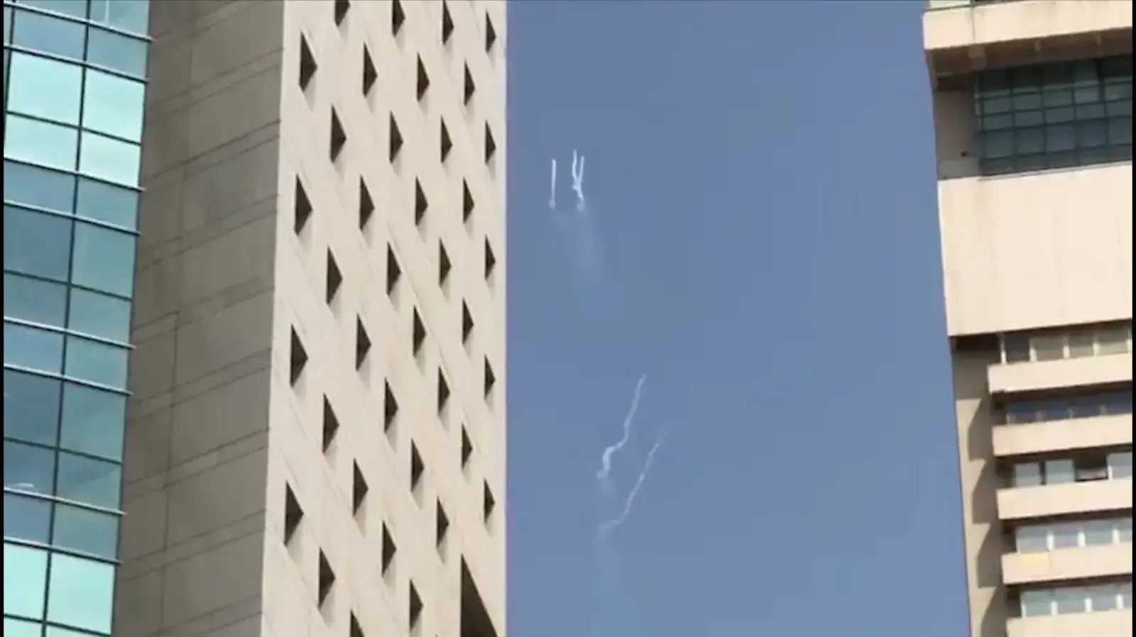 מטוסי קרב מעל תל אביב מטוסי קרב מעל תל אביב