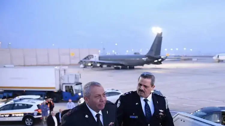 הרמטכ"ל גדי איזנקוט והמפכ"ל רוני אלשיך בדרכם לפולין הרמטכ"ל גדי איזנקוט והמפכ"ל רוני אלשיך בדרכם לפולין