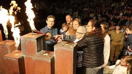 נעמי שדמי משיאה משואה בטקס הרשמי של מכון 'משואה' בתל יצחק נעמי שדמי משיאה משואה בטקס הרשמי של מכון 'משואה' בתל יצחק