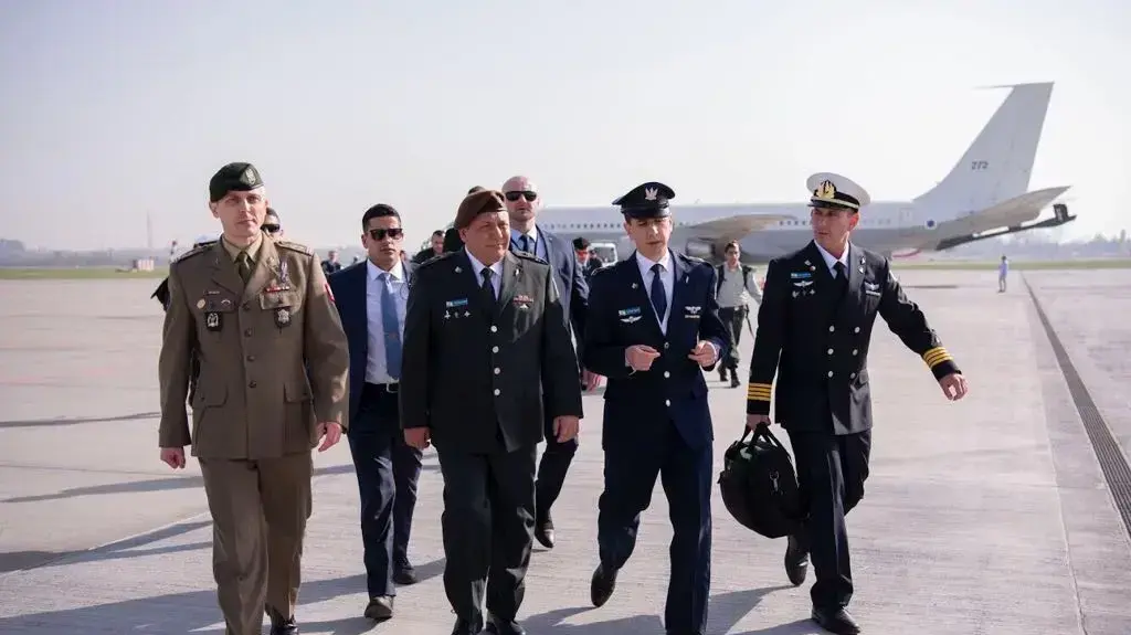 נחיתת משלחת צה"ל בפולין כחלק ממשלחת נשיא המדינה ל"מצעד החיים" נחיתת משלחת צה"ל בפולין כחלק ממשלחת נשיא המדינה ל"מצעד החיים"