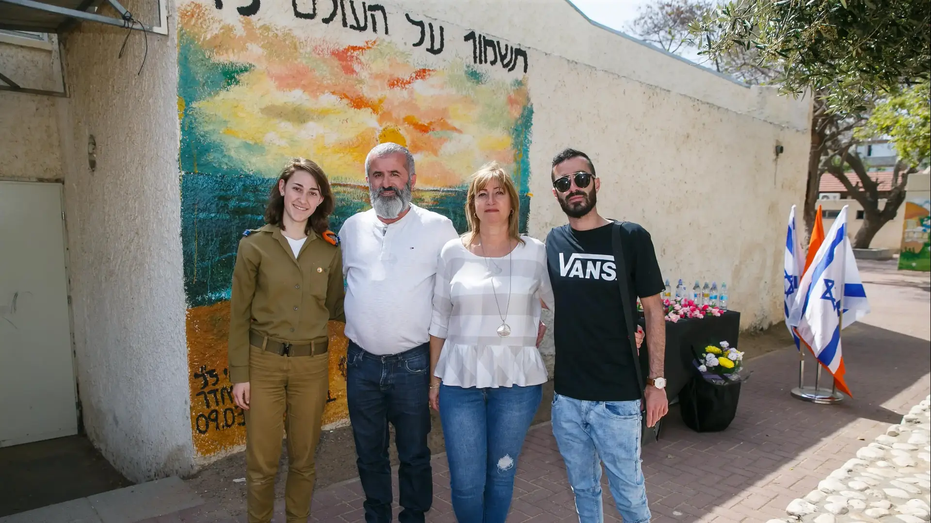 פרויקט חיילים מצירים חללים- יום הזיכרון: משפחת בנאי, אלמוג גולן, גרפיקאית ביחידת ההסרטה של פיקוד העורף פרויקט חיילים מצירים חללים- יום הזיכרון: משפחת בנאי, אלמוג גולן, גרפיקאית ביחידת ההסרטה של פיקוד העורף