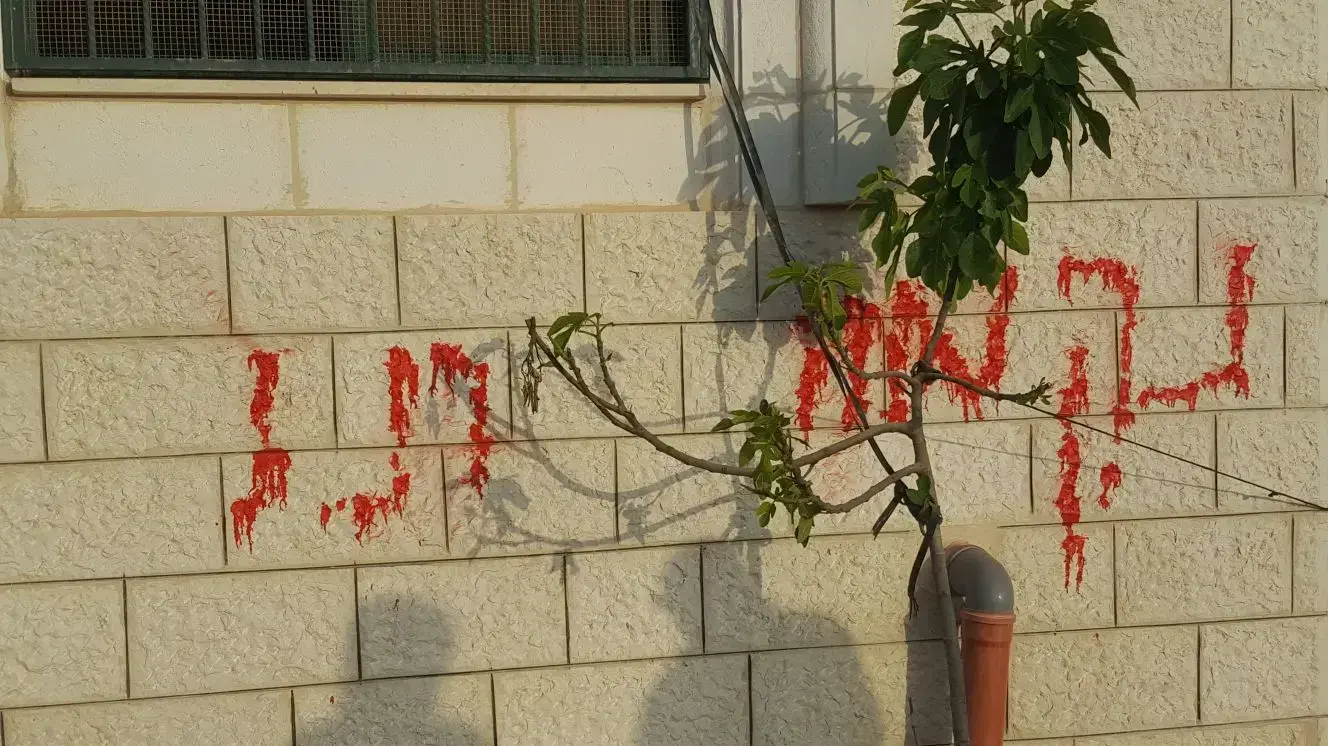 כתובות תג מחיר ונקמה רוססו במסגד בכפר עקרבה כתובות תג מחיר ונקמה רוססו במסגד בכפר עקרבה