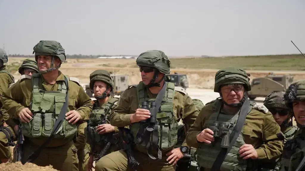 הרמטכ"ל גדי איזנקוט בהערכת מצב בגבול רצועת עזה, 13 באפריל 2018 הרמטכ"ל גדי איזנקוט בהערכת מצב בגבול רצועת עזה, 13 באפריל 2018