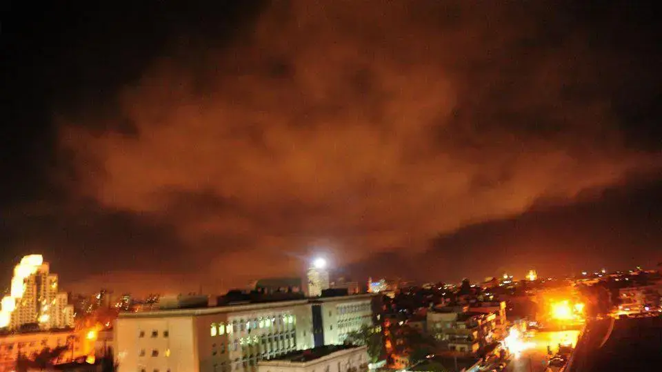 שמי דמשק מוארים בזמן המתקפה של המערב על מטרות צבא סוריה, 14 באפריל 2018 שמי דמשק מוארים בזמן המתקפה של המערב על מטרות צבא סוריה, 14 באפריל 2018