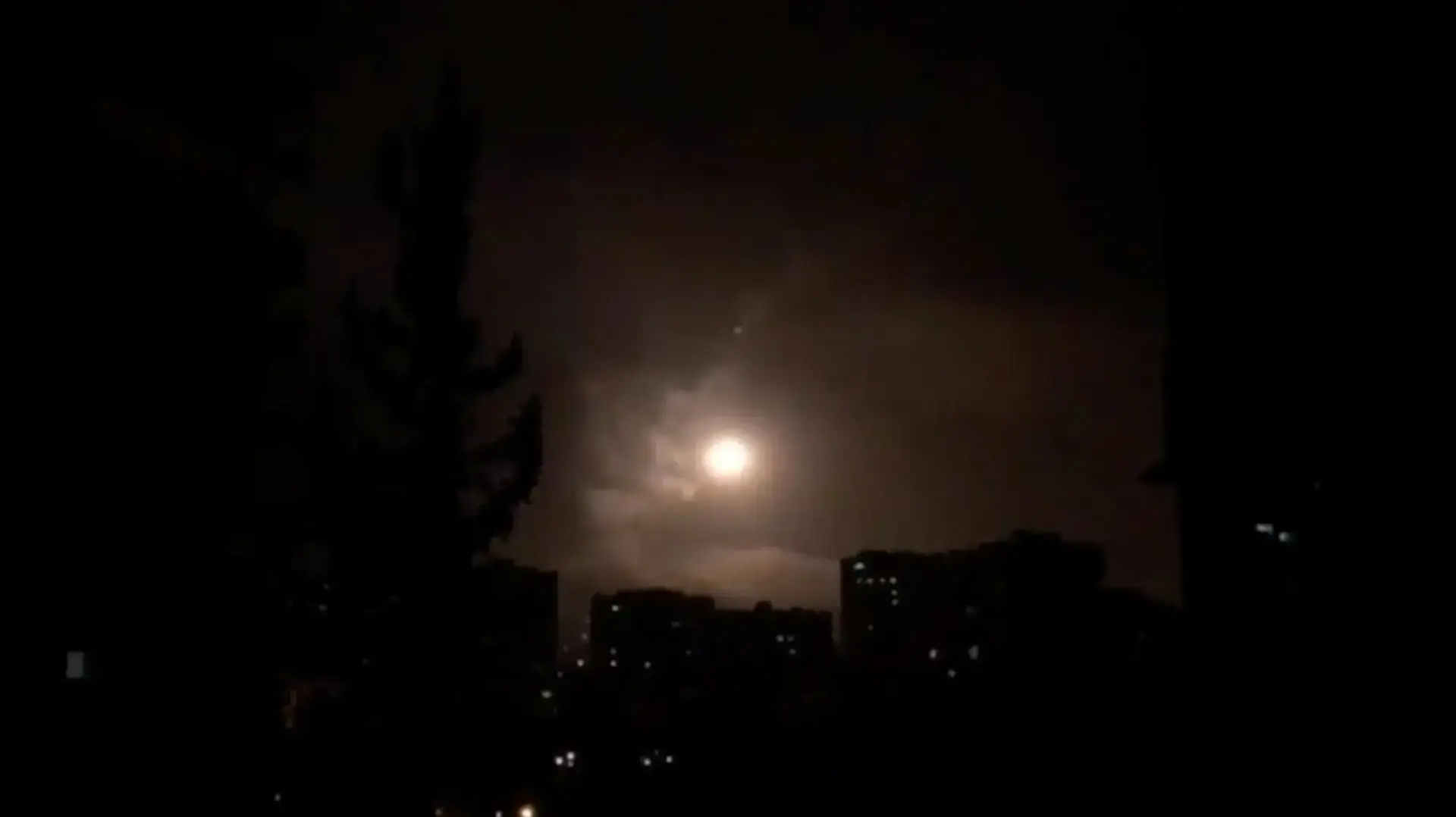 שמי דמשק מוארים במהלך התקיפה בסוריה, 14 באפריל 2018 שמי דמשק מוארים במהלך התקיפה בסוריה, 14 באפריל 2018