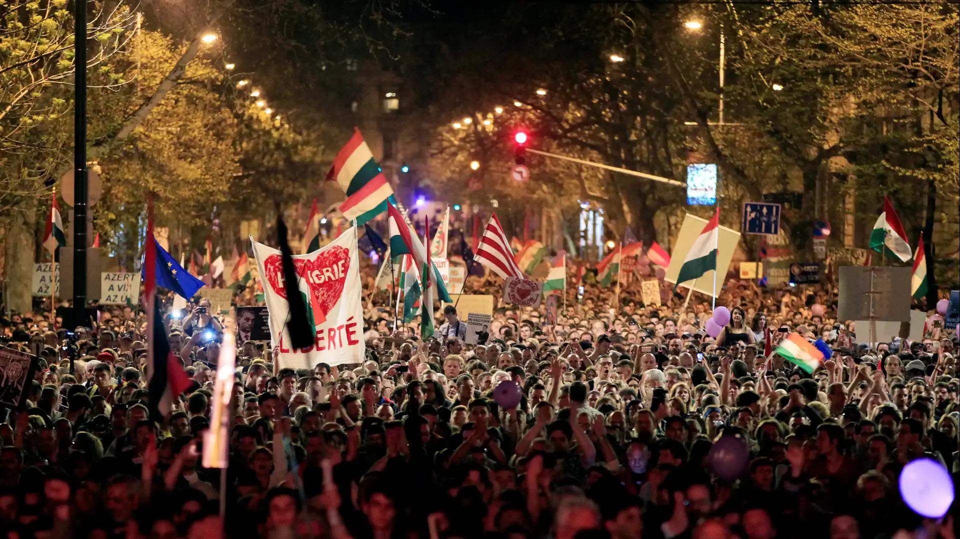 אלפים בהפגנת מחאה בבודפשט נגד בחירתו מחדש של ויקטור אורבן לראש ממשלת הונגריה, 14 באפריל 2018 אלפים בהפגנת מחאה בבודפשט נגד בחירתו מחדש של ויקטור אורבן לראש ממשלת הונגריה, 14 באפריל 2018
