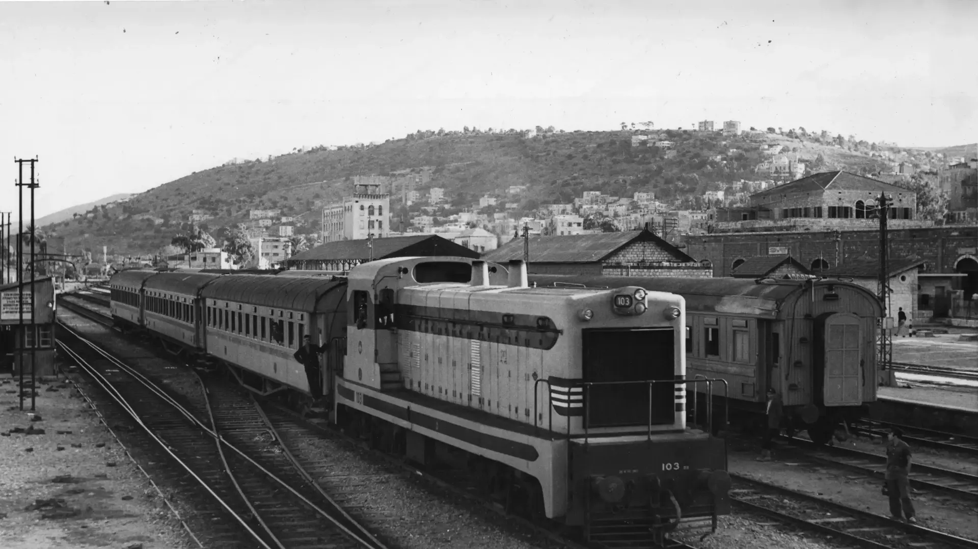 אייטם אור רביד ליום עצמאות- הקטר הכי וותיק
קטר 103 עם רכבת נוסעים בתחנת חיפה מזרח - 1952 - לע''מ 11842 אייטם אור רביד ליום עצמאות- הקטר הכי וותיק
קטר 103 עם רכבת נוסעים בתחנת חיפה מזרח - 1952 - לע''מ 11842
