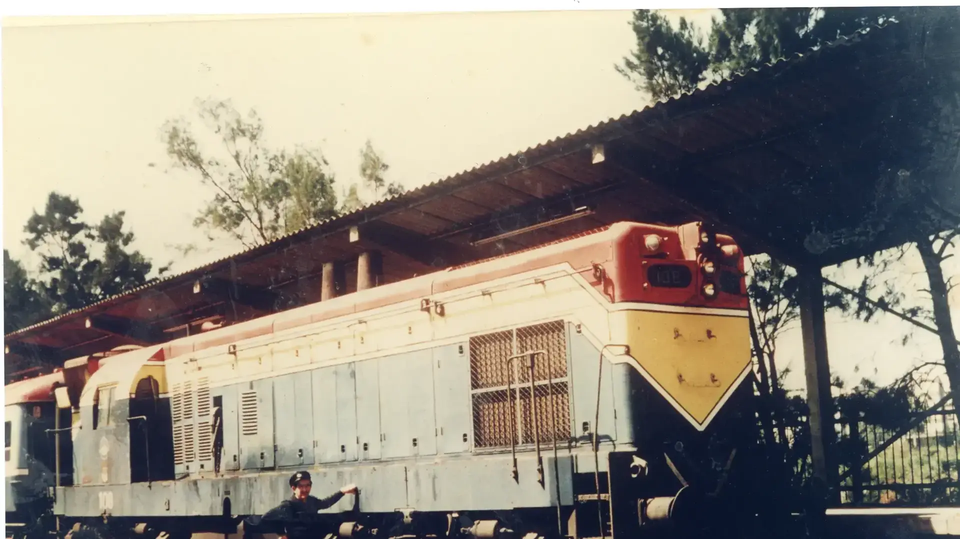 אייטם אור רביד ליום עצמאות- הקטר הכי וותיק
אברהם הלר עם קטר 108 בתחנת תל אביב מרכז - 04.04.1978 - רפרו' מאוסף הלר X7-21 אייטם אור רביד ליום עצמאות- הקטר הכי וותיק
אברהם הלר עם קטר 108 בתחנת תל אביב מרכז - 04.04.1978 - רפרו' מאוסף הלר X7-21