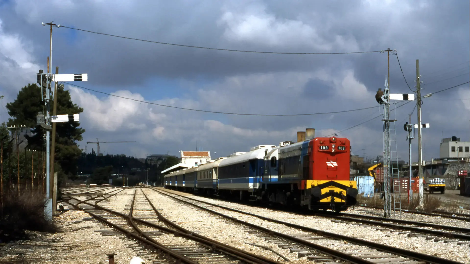אייטם אור רביד ליום עצמאות- הקטר הכי וותיק
קטר 108 עם רכבת נוסעים לקראת יציאה מתחנת ירושלים - 21.01.1997 - פול קוטרל I1272 אייטם אור רביד ליום עצמאות- הקטר הכי וותיק
קטר 108 עם רכבת נוסעים לקראת יציאה מתחנת ירושלים - 21.01.1997 - פול קוטרל I1272
