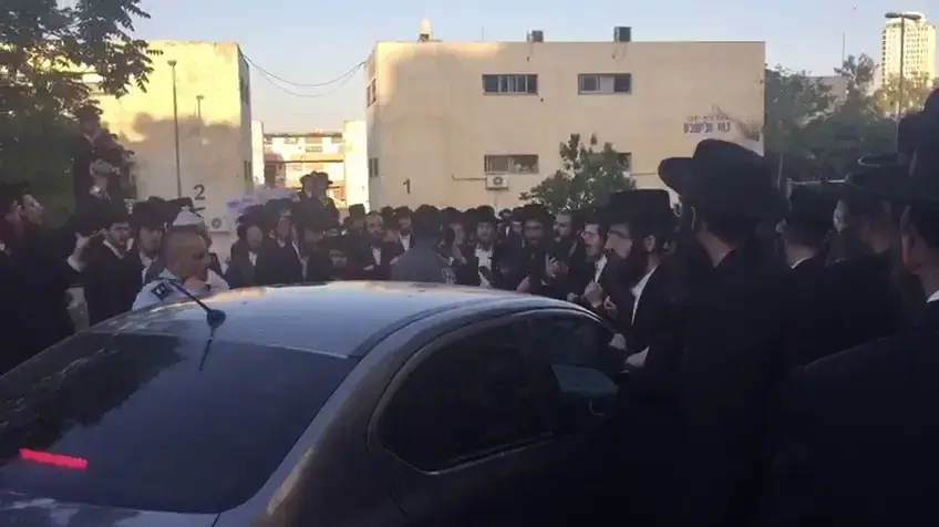 עימותים סוערים בין מפגינים חרדים קיצוניים לכוחות משטרה בפתח לשכת הגיוס בירושלים, 15 באפריל 2018 עימותים סוערים בין מפגינים חרדים קיצוניים לכוחות משטרה בפתח לשכת הגיוס בירושלים, 15 באפריל 2018