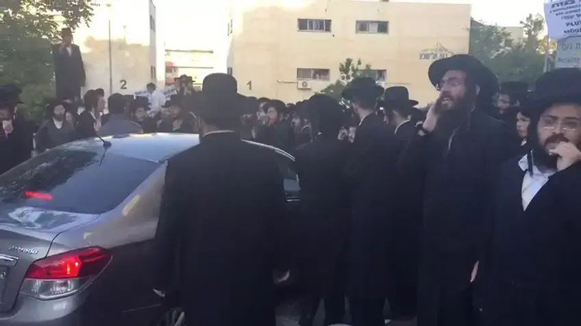 עימותים סוערים בין מפגינים חרדים קיצוניים לכוחות משטרה בפתח לשכת הגיוס בירושלים, 15 באפריל 2018 עימותים סוערים בין מפגינים חרדים קיצוניים לכוחות משטרה בפתח לשכת הגיוס בירושלים, 15 באפריל 2018