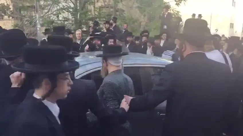 עימותים סוערים בין מפגינים חרדים קיצוניים לכוחות משטרה בפתח לשכת הגיוס בירושלים, 15 באפריל 2018 עימותים סוערים בין מפגינים חרדים קיצוניים לכוחות משטרה בפתח לשכת הגיוס בירושלים, 15 באפריל 2018
