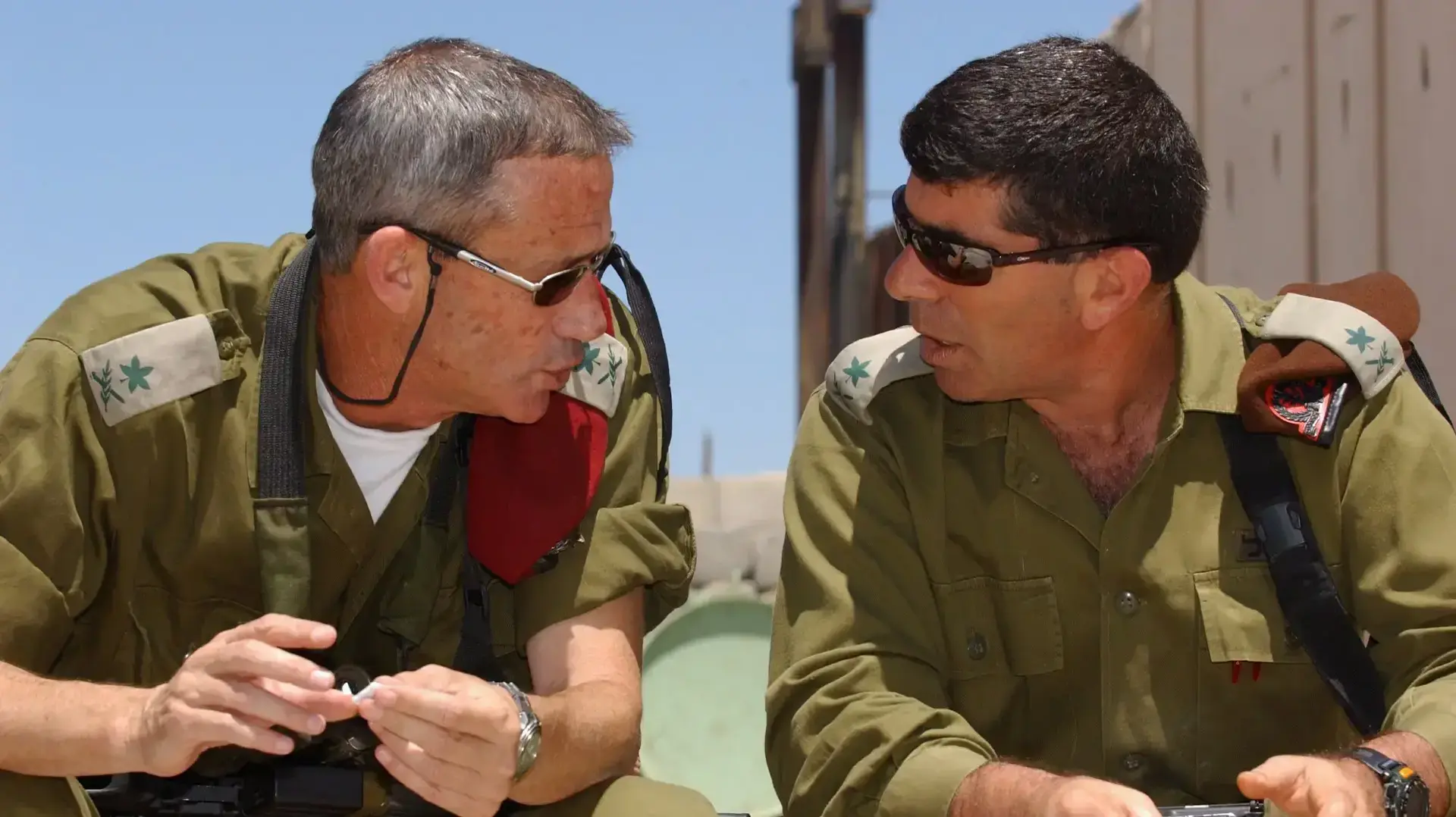 29/06/2004 - מפקד פיקוד הצפון האלוף בני גנץ וסגן הרמטכ?ל האלוף גבי אשכנזי, באחד ממוצבי צה?ל בלבנון
29/06/2004 - מפקד פיקוד הצפון האלוף בני גנץ וסגן הרמטכ?ל האלוף גבי אשכנזי, באחד ממוצבי צה?ל בלבנון