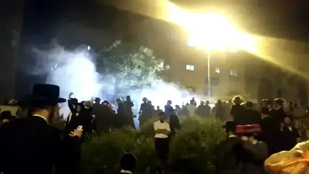 עימותים סוערים בין מפגינים חרדים קיצוניים לכוחות משטרה בפתח לשכת הגיוס בירושלים, 15 באפריל 2018 עימותים סוערים בין מפגינים חרדים קיצוניים לכוחות משטרה בפתח לשכת הגיוס בירושלים, 15 באפריל 2018