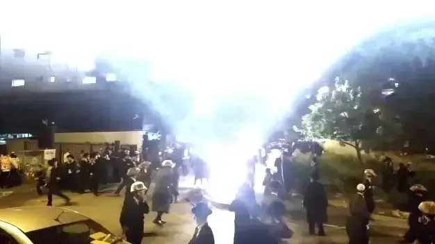 עימותים סוערים בין מפגינים חרדים קיצוניים לכוחות משטרה בפתח לשכת הגיוס בירושלים, 15 באפריל 2018 עימותים סוערים בין מפגינים חרדים קיצוניים לכוחות משטרה בפתח לשכת הגיוס בירושלים, 15 באפריל 2018
