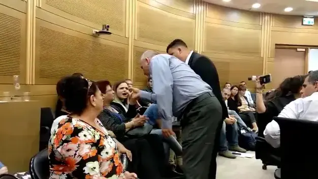 מיקי רוזנטל התפרץ על תושבת דרום תל אביב במהלך דיון כנסת מיקי רוזנטל התפרץ על תושבת דרום תל אביב במהלך דיון כנסת