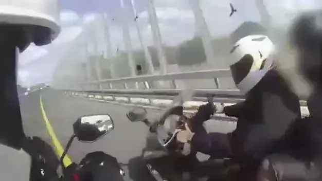 רוכב אופנוע ללא רשיון נמלט בפראות מבדיקה שגרתית; בחקירה נמצא כי הפר מעצר בית