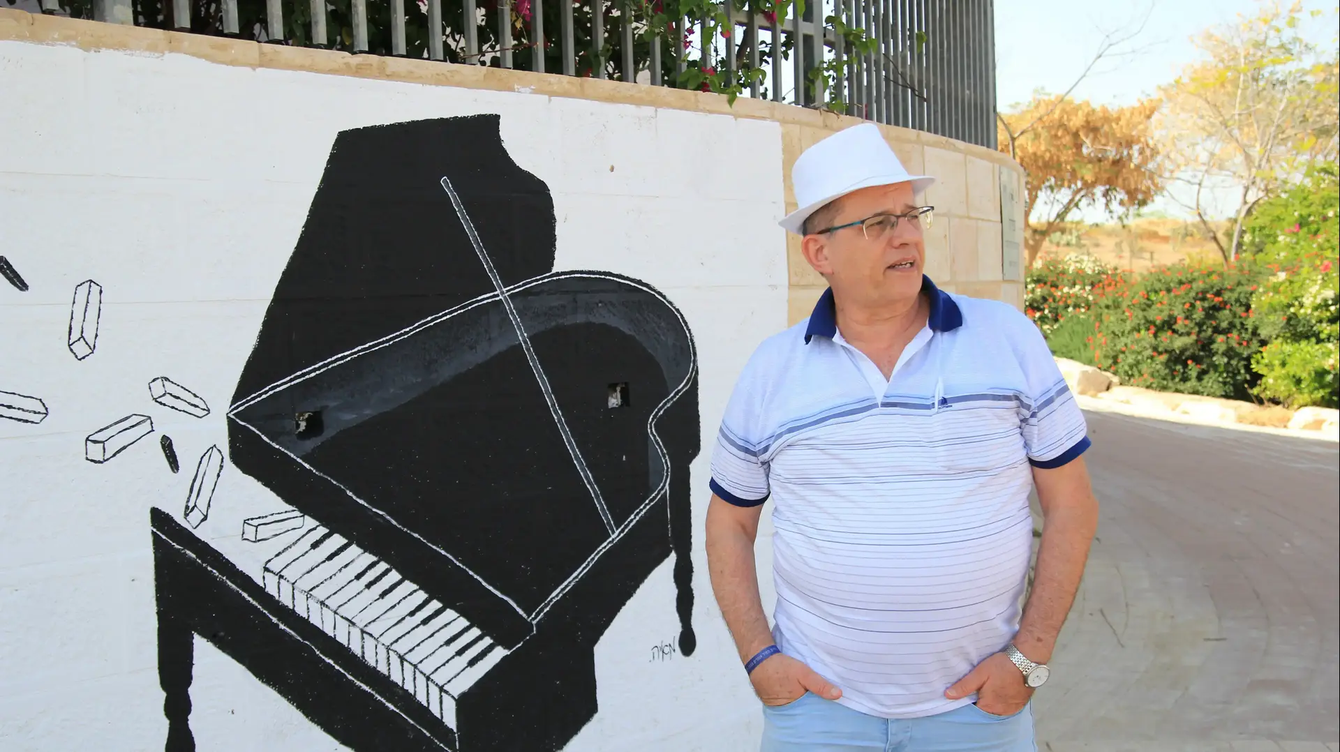 אביו של נעם רוזנטל על רקע הקיר לזכרו, שציירה סגן מאיה קופפרמן, קצינת קליעה בבה?ד 1, מיתר אביו של נעם רוזנטל על רקע הקיר לזכרו, שציירה סגן מאיה קופפרמן, קצינת קליעה בבה?ד 1, מיתר