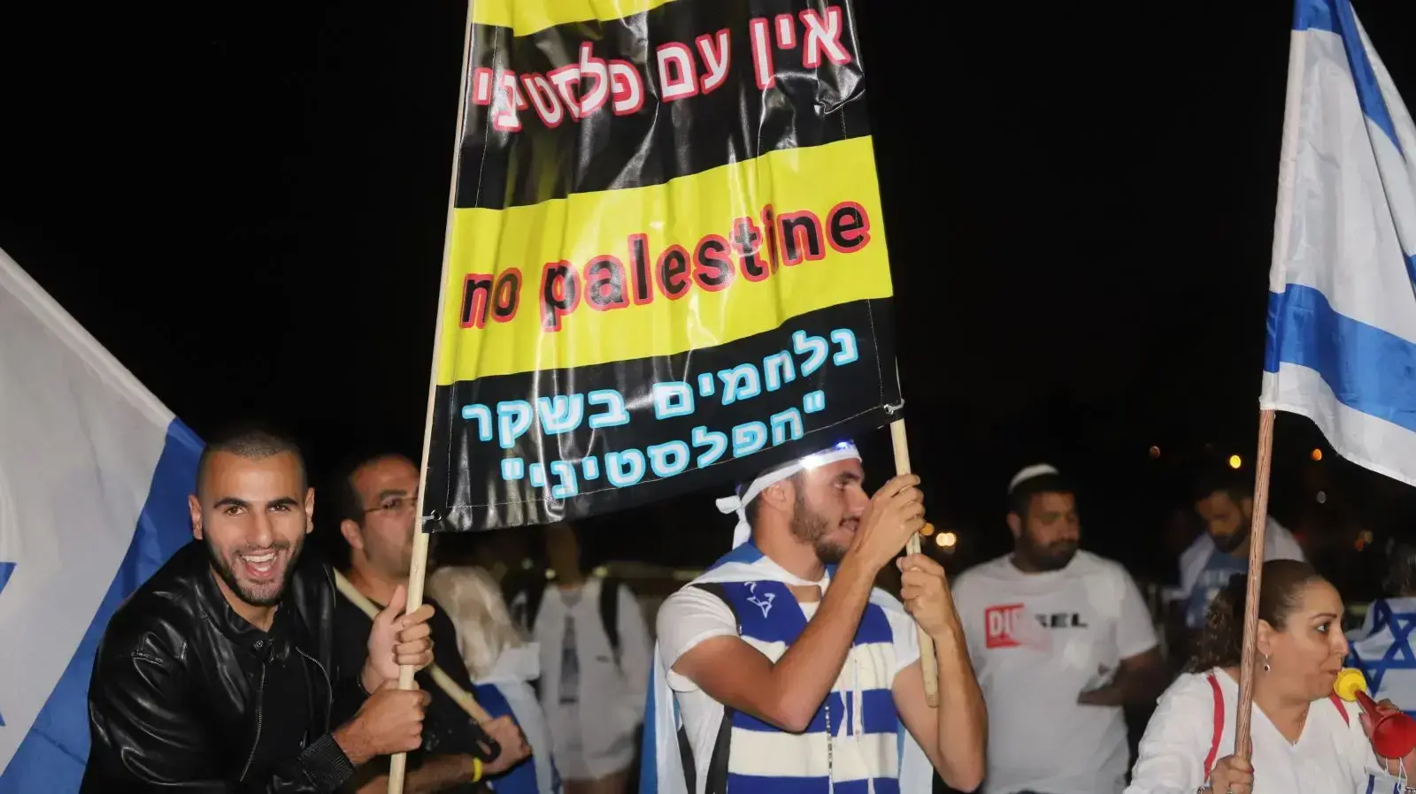 הפגנה נגד הטקס המשותף לישראלים ולפלסטינים הפגנה נגד הטקס המשותף לישראלים ולפלסטינים