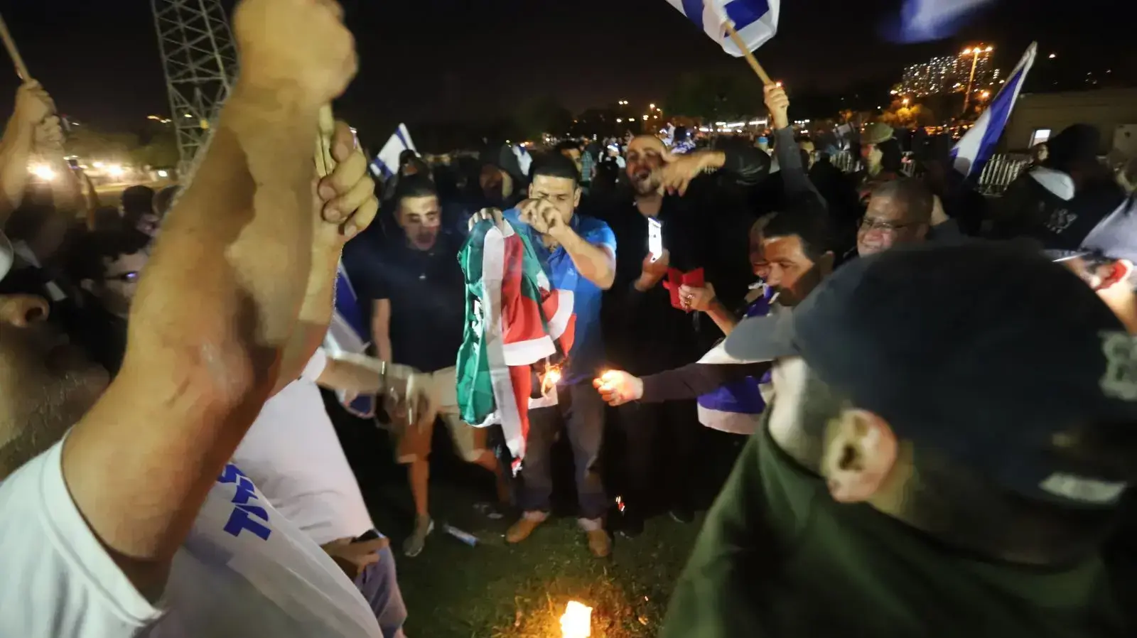 הפגנה נגד הטקס המשותף לישראלים ולפלסטינים הפגנה נגד הטקס המשותף לישראלים ולפלסטינים