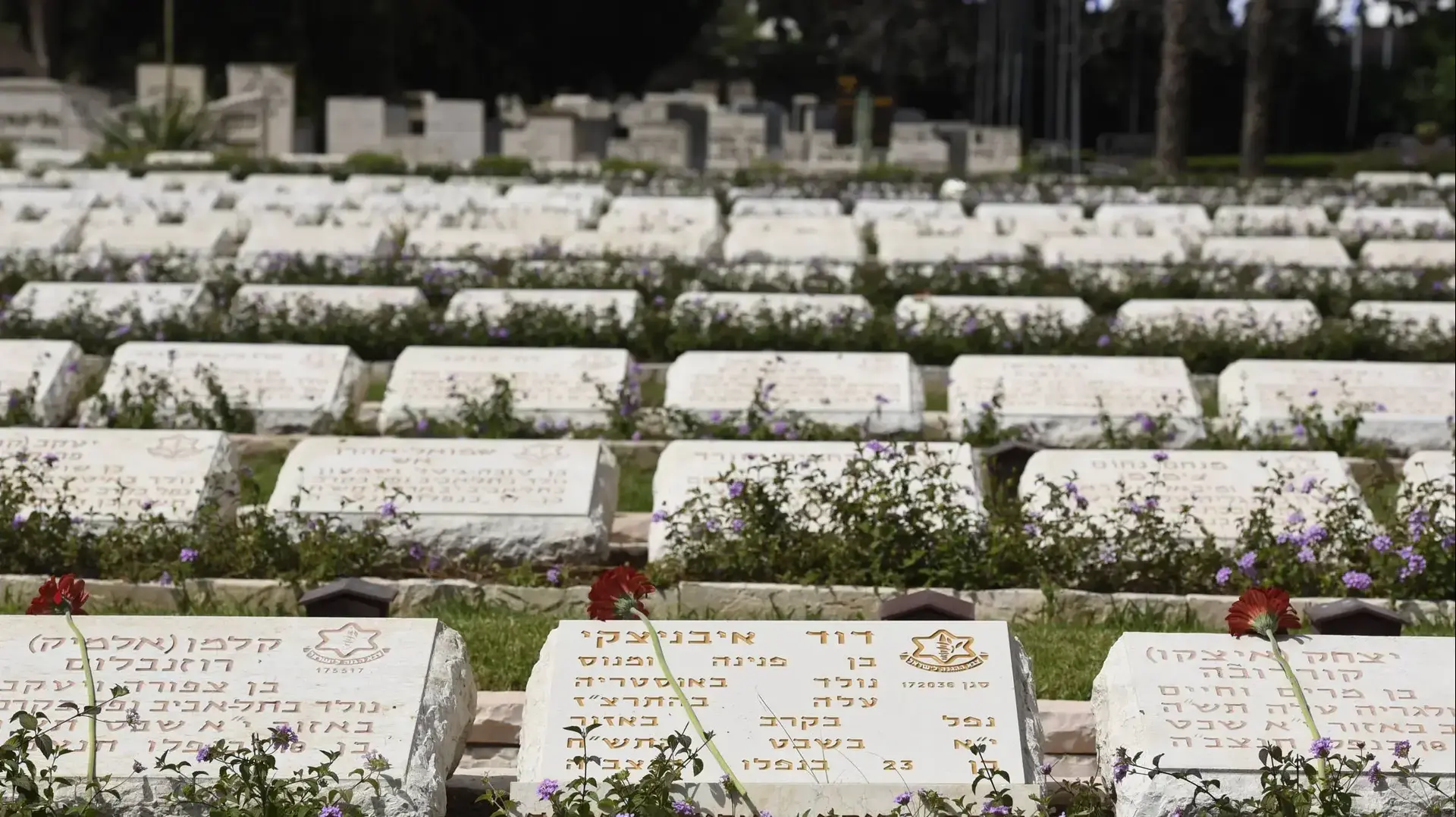 מנציחים את הנופלים בית הקברות בנחלת יצחק, תל אביב 17 באפריל 2018 מנציחים את הנופלים בית הקברות בנחלת יצחק, תל אביב 17 באפריל 2018