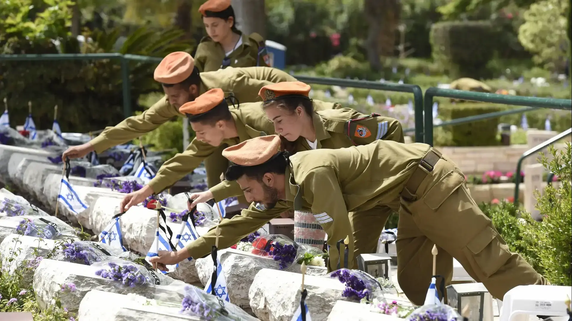 מנציחים את הנופלים בית הקברות בקרית שאול, תל אביב 17 באפריל 2018 מנציחים את הנופלים בית הקברות בקרית שאול, תל אביב 17 באפריל 2018
