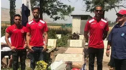 שחקני הפועל תל אביב בכדורגל נוטלים כבוד לנופלים לרגל יום הזיכרון לחללי צה"ל 18 באפריל 2018 שחקני הפועל תל אביב בכדורגל נוטלים כבוד לנופלים לרגל יום הזיכרון לחללי צה"ל 18 באפריל 2018
