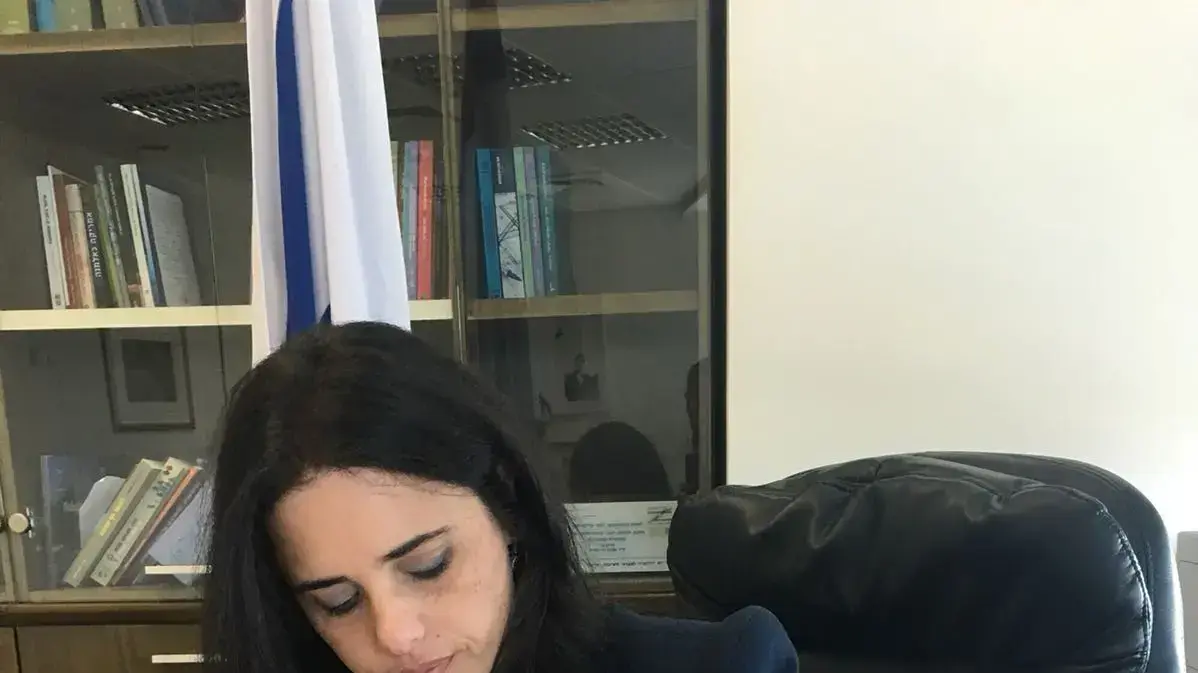 שרת המשפטים איילת שקד חותמת על המלצות למתן חנינה ב-18 באפריל 2018